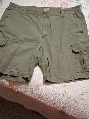 RedHead Men’s Cargo Shorts-Olive Green Tagged Size 40, Actual waist approx 38”